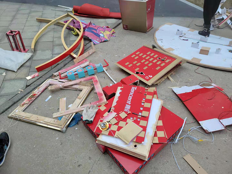 室外裝飾拆除維修：如果是有電梯的房子裝修拆除的話，要做好電梯間的保護(hù)工作，避免影響一整棟樓的環(huán)境。弄一些夾板或者真珠板材來保護(hù)電梯間，從電梯間到房門的走廊倪也鋪設(shè)一些瓦楞紙或者真珠板，避免使用推車的時(shí)候損壞地面。 如果對(duì)于屋子里的地板不需要進(jìn)行裝修拆除的話，就需要考慮到保護(hù)的問題了。要在地板上鋪一層夾板加上一層真珠板，以免重物敲擊或者是顏色滲透。如果原本房?jī)?nèi)的家具不好搬出去則需要考慮用一層氣泡紙包裹起來，然后加一層棉被才能比較穩(wěn)妥的保護(hù)好，倪是都不好要留在現(xiàn)場(chǎng)，至于燈具、空調(diào)和熱水器等倪還是拆掉，完工之后再裝回來。