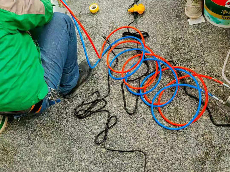 地面注防水劑：首先確定你是需要做什么地方的防水，家裝防水一般我們是建議做衛(wèi)生間，廚房，陽臺，屋頂包括如果你家是在底樓那么所有地面包括1.5米以下的墻面都是需要做防水防潮處理的。 至于使用的材料，像廚衛(wèi)間的陰陽角，穿管，潔具，地漏周邊等地方是最易滲水的部位，所以可以使用專用的廚衛(wèi)防水漿料來做的，先用速凝型修補灰漿修補加強，然后再用防水漿料整體做防水，這樣針對性更強，防水效果也更好。