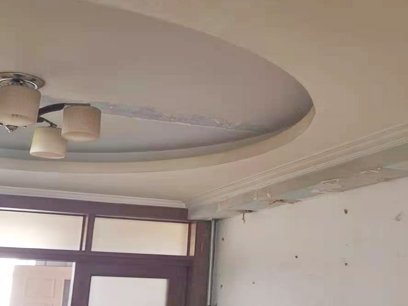 吊頂墻面翻新:在墻面翻新前，需要先將舊漆面鏟除干凈，之后在進(jìn)行打磨，將墻面的浮沉雜物都清理干凈。如果墻面有凹凸不平的情況，要先用膩?zhàn)有扪a(bǔ)，如果墻面出現(xiàn)空鼓的現(xiàn)象，也要將整面的墻皮進(jìn)行鏟除，在做后續(xù)的處理?；鶎幼鐾旰?，需要將施工區(qū)域的家具物件移除，避免在翻新過(guò)程中，使家具受到損傷。 在刮膩?zhàn)又?，先用尺子檢測(cè)一下墻面的平整度，在施工時(shí)，對(duì)不平整的地方進(jìn)行多次涂刮，修補(bǔ)好不平整的區(qū)域。一般膩?zhàn)庸蝺杀榧纯?，每次膩?zhàn)庸瓮旰笠M(jìn)行打磨，可以讓墻面更加光滑。膩?zhàn)痈赏负?，再?duì)墻面進(jìn)行油漆涂刷，底漆要先刷，施工力度要均勻，這樣漆膜厚度也相對(duì)一致，然后開始面漆施工，一定要讓漆面自然干透。