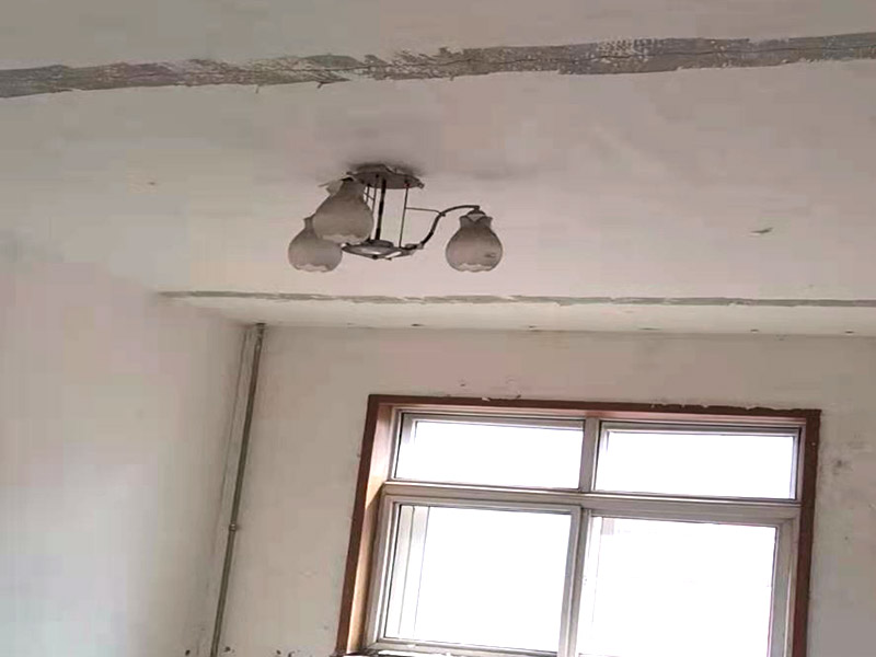 吊頂墻面翻新:在墻面翻新前，需要先將舊漆面鏟除干凈，之后在進(jìn)行打磨，將墻面的浮沉雜物都清理干凈。如果墻面有凹凸不平的情況，要先用膩?zhàn)有扪a(bǔ)，如果墻面出現(xiàn)空鼓的現(xiàn)象，也要將整面的墻皮進(jìn)行鏟除，在做后續(xù)的處理。基層做完后，需要將施工區(qū)域的家具物件移除，避免在翻新過(guò)程中，使家具受到損傷。 在刮膩?zhàn)又?，先用尺子檢測(cè)一下墻面的平整度，在施工時(shí)，對(duì)不平整的地方進(jìn)行多次涂刮，修補(bǔ)好不平整的區(qū)域。一般膩?zhàn)庸蝺杀榧纯?，每次膩?zhàn)庸瓮旰笠M(jìn)行打磨，可以讓墻面更加光滑。膩?zhàn)痈赏负?，再?duì)墻面進(jìn)行油漆涂刷，底漆要先刷，施工力度要均勻，這樣漆膜厚度也相對(duì)一致，然后開始面漆施工，一定要讓漆面自然干透。