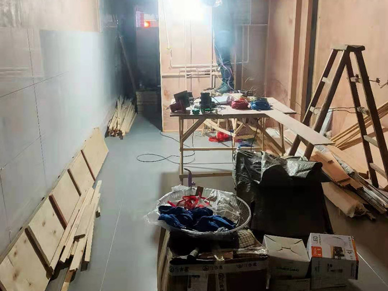 門店裝修翻新：店鋪裝修步驟首先要做的就是設(shè)計(jì)，要保證可以設(shè)計(jì)得合理規(guī)范，要讓設(shè)計(jì)有很好的感覺，必須要積極努力的達(dá)到目標(biāo)，可行性與功能性，都是重要的基礎(chǔ)。做好店鋪裝修的目標(biāo)非常的明確，重點(diǎn)就在于可以追求細(xì)節(jié)盡求完美，實(shí)現(xiàn)裝修的目的。店鋪裝修步驟掌握到流程，先設(shè)計(jì)，再注重基礎(chǔ)施工，最后在細(xì)節(jié)的裝修過程中，表現(xiàn)得很有目的性，這樣的裝修目標(biāo)實(shí)現(xiàn)，最后一步很重要的，也是實(shí)現(xiàn)裝修服務(wù)的關(guān)鍵與重點(diǎn)