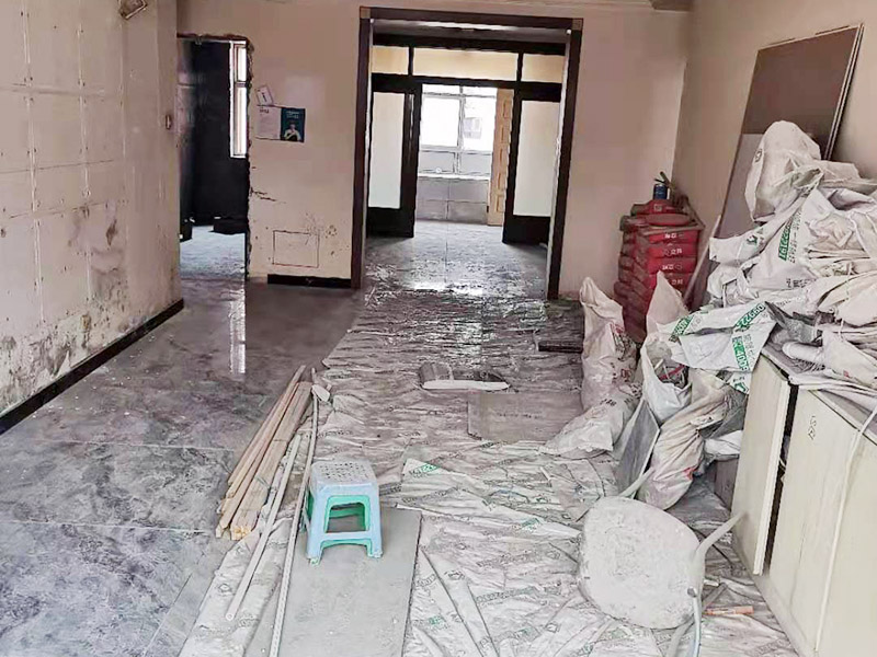 全屋瓷磚鋪貼：首先應(yīng)除去基層表面的污垢，油漬，浮灰;除去基層上所有涂料層，膩?zhàn)訉?如果基層未能達(dá)到平整度要求，需對(duì)基層進(jìn)行預(yù)先的找平處理。鋪貼瓷磚前需事先找好垂直線，以此為基準(zhǔn)鋪貼的瓷磚高低均勻、垂直美觀;此外，施工前在墻體四周需彈出標(biāo)高控制線，在地面彈出十字線，以控制地磚分隔尺寸。加水后將粘結(jié)劑漿料攪拌至潤滑均勻，無明顯塊狀或糊狀結(jié)塊，攪拌后的漿料靜置5-10分鐘后再稍加攪拌1-2分鐘即可使用。將瓷磚平整地鋪貼在基層上，使用橡膠錘將瓷磚拍實(shí)鋪平。施工過程中，可小幅度轉(zhuǎn)動(dòng)瓷磚，使?jié){料與瓷磚背面充分接觸。