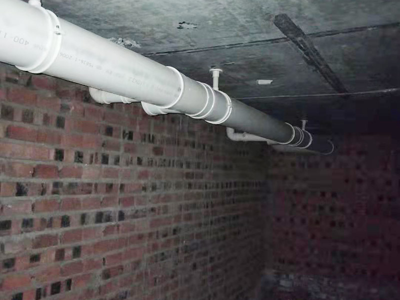 衛(wèi)生間管道裝修:衛(wèi)生間會設計到浴霸采暖，水管的入墻，燈的線路走線，等處理，其中為了便捷生活及增加空間，有些水電改造也少不了，在裝修過程中，衛(wèi)生間可以細致的規(guī)劃一下。下水管道，需要做相應的隔音處理，因為當你在上廁所的時候上面的衛(wèi)生間的聲音，你懂的，一般衛(wèi)生間無論是塑料材質(zhì)的下水粗的管道還是其它的材質(zhì)都需要做相應的處理，避免噪聲煩擾。