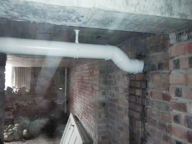 衛(wèi)生間管道裝修:衛(wèi)生間會設計到浴霸采暖，水管的入墻，燈的線路走線，等處理，其中為了便捷生活及增加空間，有些水電改造也少不了，在裝修過程中，衛(wèi)生間可以細致的規(guī)劃一下。下水管道，需要做相應的隔音處理，因為當你在上廁所的時候上面的衛(wèi)生間的聲音，你懂的，一般衛(wèi)生間無論是塑料材質(zhì)的下水粗的管道還是其它的材質(zhì)都需要做相應的處理，避免噪聲煩擾。