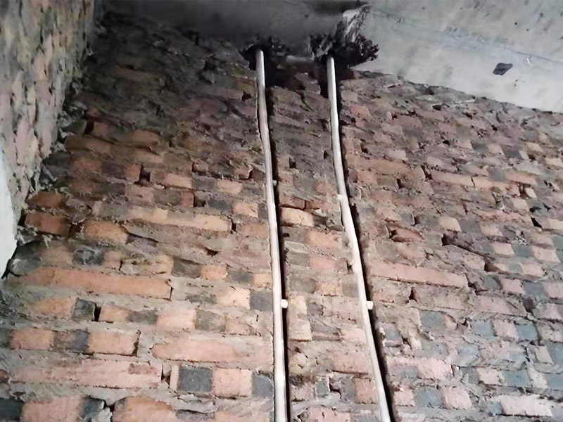 衛(wèi)生間管道裝修:衛(wèi)生間會設計到浴霸采暖，水管的入墻，燈的線路走線，等處理，其中為了便捷生活及增加空間，有些水電改造也少不了，在裝修過程中，衛(wèi)生間可以細致的規(guī)劃一下。下水管道，需要做相應的隔音處理，因為當你在上廁所的時候上面的衛(wèi)生間的聲音，你懂的，一般衛(wèi)生間無論是塑料材質(zhì)的下水粗的管道還是其它的材質(zhì)都需要做相應的處理，避免噪聲煩擾。