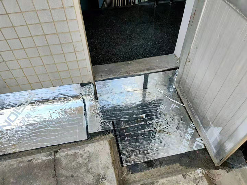 屋頂墻角刷防水：首先將屋頂?shù)睦媲宄?、尋找裂縫，在屋里觀察墻角、墻面起皮的、發(fā)霉的部位相對(duì)應(yīng)的屋頂基本上就是漏雨的地方，將防水膠灌入裂縫、在其上面覆蓋一層油氈布用刷子刷勻盡量別起鼓。然后將液體瀝青均勻刷在屋頂平面上面覆蓋一層油氈布，用火槍烤油氈布，使其緊緊粘在一起。在刷液體瀝青在覆蓋油氈布用火槍使其緊粘在一起。技術(shù)好的話(huà)可以做個(gè)排水坡，讓雨水順著排水坡或滴水檐迅速排出減少雨水對(duì)屋面的沖擊浸泡。