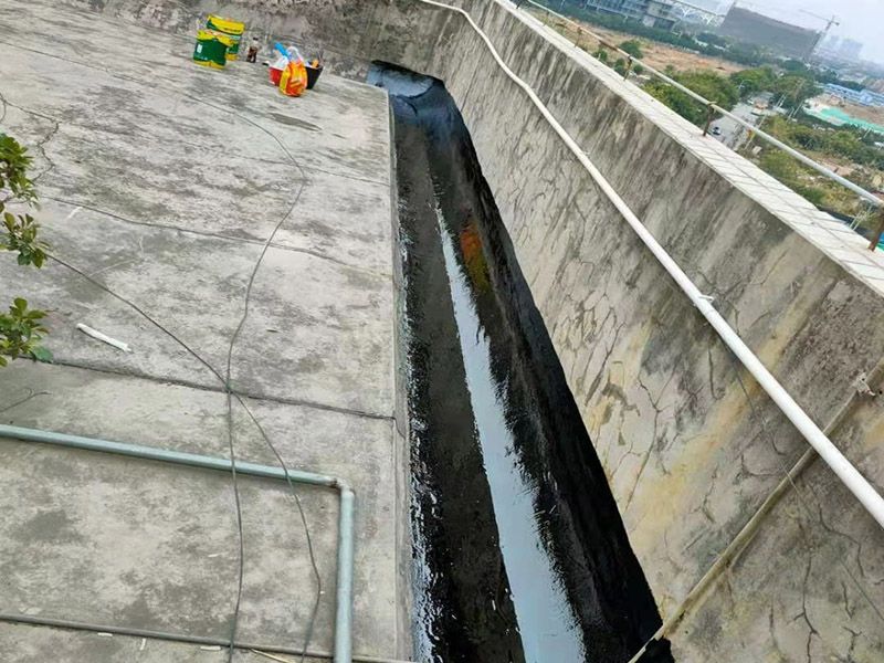 屋頂墻角刷防水：首先將屋頂?shù)睦媲宄ふ伊芽p，在屋里觀察墻角、墻面起皮的、發(fā)霉的部位相對(duì)應(yīng)的屋頂基本上就是漏雨的地方，將防水膠灌入裂縫、在其上面覆蓋一層油氈布用刷子刷勻盡量別起鼓。然后將液體瀝青均勻刷在屋頂平面上面覆蓋一層油氈布，用火槍烤油氈布，使其緊緊粘在一起。在刷液體瀝青在覆蓋油氈布用火槍使其緊粘在一起。技術(shù)好的話(huà)可以做個(gè)排水坡，讓雨水順著排水坡或滴水檐迅速排出減少雨水對(duì)屋面的沖擊浸泡。