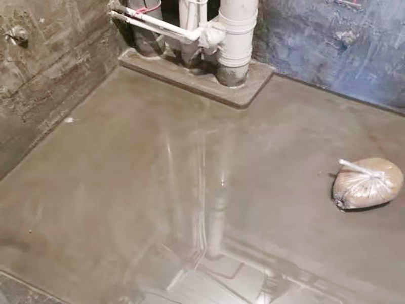 浴室防水閉水試驗(yàn)：閉水試驗(yàn)也叫蓄水試驗(yàn)，要放滿水，水要有足夠容積。 蓄水試驗(yàn)的蓄水深度應(yīng)不小于20毫米，蓄水高度一般為30～40毫米，蓄水時(shí)間不得低于24小時(shí)，移步樓下，觀察樓下樓頂有無(wú)漏水現(xiàn)象，無(wú)漏水現(xiàn)象視為合格。 一般在屋面、衛(wèi)生間或有防水要求的房間做此試驗(yàn)。蓄水試驗(yàn)的前期每1小時(shí)應(yīng)到樓下檢查一次，后期每2～3小時(shí)到樓下檢查一次。若發(fā)現(xiàn)漏水情況，則應(yīng)立即停止蓄水試驗(yàn)，重新進(jìn)行防水層完善處理，處理合格后再進(jìn)行蓄水試驗(yàn)。