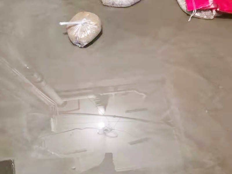 浴室防水閉水試驗(yàn)：閉水試驗(yàn)也叫蓄水試驗(yàn)，要放滿水，水要有足夠容積。 蓄水試驗(yàn)的蓄水深度應(yīng)不小于20毫米，蓄水高度一般為30～40毫米，蓄水時(shí)間不得低于24小時(shí)，移步樓下，觀察樓下樓頂有無(wú)漏水現(xiàn)象，無(wú)漏水現(xiàn)象視為合格。 一般在屋面、衛(wèi)生間或有防水要求的房間做此試驗(yàn)。蓄水試驗(yàn)的前期每1小時(shí)應(yīng)到樓下檢查一次，后期每2～3小時(shí)到樓下檢查一次。若發(fā)現(xiàn)漏水情況，則應(yīng)立即停止蓄水試驗(yàn)，重新進(jìn)行防水層完善處理，處理合格后再進(jìn)行蓄水試驗(yàn)。