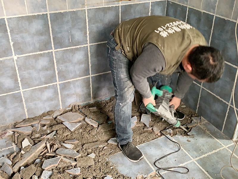 地磚拆除維修:先把墻上的物體小心翼翼全部拆除搬出屋外,敲擊鏟除到有插座和水龍頭附近瓷磚時(shí)，慢慢敲擊并仔細(xì)觀察電線和水管的方向，以防止損壞電線和水管。用小型的電鎬或瓷磚鏟除機(jī)就能輕輕松松完成任務(wù)。瓷磚鏟除一部分時(shí)要用斗車把地面上的瓷磚清理干凈，然后繼續(xù)鏟除，直到整面墻的瓷磚全部鏟除干凈為止。