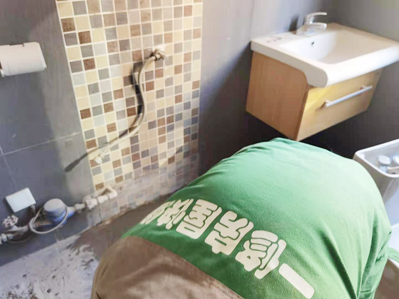 地面蹲便器改馬桶：首先關(guān)閉原先連通蹲便器的水閥，準備匹配的馬桶和相關(guān)的操作工具。將原本的蹲便器拆卸下來后，注意檢查下水管排水是否通暢，可以簡易的檢驗一下，裝滿一桶水倒入下水道觀察水流是否順暢，有無堵塞現(xiàn)象，如果存在堵塞，就必須先進行疏通。等到確認通暢時把下水管接長，直到地面足以安裝馬桶。蹲坑改馬桶，先測量下水口圓心至墻的距離。根據(jù)這個距離買馬桶。