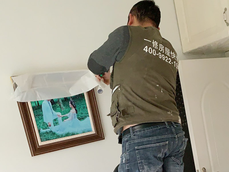 家具裝飾品成品保護(hù)：1、做好入戶門保護(hù) 　　各類裝修物料的進(jìn)場(chǎng)、建筑裝修垃圾的清理都必須經(jīng)過入戶門。在對(duì)物品進(jìn)行搬運(yùn)時(shí)，難免會(huì)與入戶門發(fā)生磕碰及摩擦。因此，在進(jìn)行成品保護(hù)時(shí)，我們首先要做好入戶門的保護(hù)。 　　建議，在裝修開工前知道家具家電進(jìn)場(chǎng)，都應(yīng)當(dāng)使用成品保護(hù)膜將入戶門進(jìn)行包裹。 　　2、做好水電改造期間的成品保護(hù) 　　水電改造是基礎(chǔ)裝修，水電裝修的質(zhì)量好壞，直接決定著后期的施工和使用。因此，在進(jìn)行水電改造時(shí)，同樣需要做好成品保護(hù)工作。水電改造完成后，應(yīng)當(dāng)對(duì)各種管線進(jìn)行規(guī)范的固定，以防脫落;對(duì)裸露的線頭要進(jìn)行包裹，以防發(fā)生觸電的危險(xiǎn);做好地面裸線管的固定和保護(hù)，防止被踩壞。同時(shí)，在搬運(yùn)物料時(shí)，也不要破壞地面鋪設(shè)的管線。 　　3、做好瓷磚、地板的鋪貼保護(hù) 　　進(jìn)行裝修施工時(shí)，磁環(huán)邊鋪邊勾縫，在崗鋪設(shè)的瓷磚、地板上堆放雜物、走動(dòng)踩踏，地板沒有使用成品保護(hù)膜覆蓋等都會(huì)影響瓷磚及地板的鋪貼效果，使瓷磚出現(xiàn)施工質(zhì)量問題。