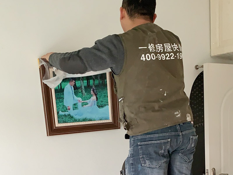 家具裝飾品成品保護(hù)：1、做好入戶門保護(hù) 　　各類裝修物料的進(jìn)場(chǎng)、建筑裝修垃圾的清理都必須經(jīng)過入戶門。在對(duì)物品進(jìn)行搬運(yùn)時(shí)，難免會(huì)與入戶門發(fā)生磕碰及摩擦。因此，在進(jìn)行成品保護(hù)時(shí)，我們首先要做好入戶門的保護(hù)。 　　建議，在裝修開工前知道家具家電進(jìn)場(chǎng)，都應(yīng)當(dāng)使用成品保護(hù)膜將入戶門進(jìn)行包裹。 　　2、做好水電改造期間的成品保護(hù) 　　水電改造是基礎(chǔ)裝修，水電裝修的質(zhì)量好壞，直接決定著后期的施工和使用。因此，在進(jìn)行水電改造時(shí)，同樣需要做好成品保護(hù)工作。水電改造完成后，應(yīng)當(dāng)對(duì)各種管線進(jìn)行規(guī)范的固定，以防脫落;對(duì)裸露的線頭要進(jìn)行包裹，以防發(fā)生觸電的危險(xiǎn);做好地面裸線管的固定和保護(hù)，防止被踩壞。同時(shí)，在搬運(yùn)物料時(shí)，也不要破壞地面鋪設(shè)的管線。 　　3、做好瓷磚、地板的鋪貼保護(hù) 　　進(jìn)行裝修施工時(shí)，磁環(huán)邊鋪邊勾縫，在崗鋪設(shè)的瓷磚、地板上堆放雜物、走動(dòng)踩踏，地板沒有使用成品保護(hù)膜覆蓋等都會(huì)影響瓷磚及地板的鋪貼效果，使瓷磚出現(xiàn)施工質(zhì)量問題。