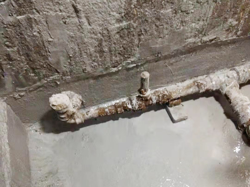 舊廁所拆除裝修：首先，拆除瓷磚時(shí)要用電，而電是從客廳臨時(shí)拉的，為了避免在施工過程中發(fā)生觸電的現(xiàn)象，將電拉進(jìn)衛(wèi)生間內(nèi)。其次，舊房改造拆除瓷磚時(shí)可以用沖擊電鉆，這種工具方便快捷，可自由更換。但在使用前應(yīng)檢查其是否靈活，可以通過空轉(zhuǎn)一分鐘的方法進(jìn)行檢驗(yàn)。用完之后及時(shí)進(jìn)行清理。 磚應(yīng)從下至上進(jìn)行，在施工過程中對地面及時(shí)進(jìn)行處理，以免因垃圾過多從而影響后面的工作。同時(shí)要處理好房內(nèi)的防水層。拆除插座與水龍頭附近的瓷磚時(shí)應(yīng)小心，以免損壞水電設(shè)備。為了加快房屋翻新的進(jìn)度，在拆完衛(wèi)生間瓷磚后應(yīng)立即將現(xiàn)場的雜物處理干凈。