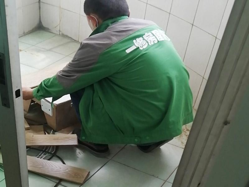 舊廁所拆除裝修：首先，拆除瓷磚時(shí)要用電，而電是從客廳臨時(shí)拉的，為了避免在施工過程中發(fā)生觸電的現(xiàn)象，將電拉進(jìn)衛(wèi)生間內(nèi)。其次，舊房改造拆除瓷磚時(shí)可以用沖擊電鉆，這種工具方便快捷，可自由更換。但在使用前應(yīng)檢查其是否靈活，可以通過空轉(zhuǎn)一分鐘的方法進(jìn)行檢驗(yàn)。用完之后及時(shí)進(jìn)行清理。 磚應(yīng)從下至上進(jìn)行，在施工過程中對地面及時(shí)進(jìn)行處理，以免因垃圾過多從而影響后面的工作。同時(shí)要處理好房內(nèi)的防水層。拆除插座與水龍頭附近的瓷磚時(shí)應(yīng)小心，以免損壞水電設(shè)備。為了加快房屋翻新的進(jìn)度，在拆完衛(wèi)生間瓷磚后應(yīng)立即將現(xiàn)場的雜物處理干凈。