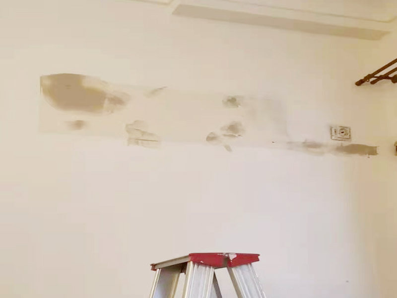 墻面刷新烤燈處理：施工前用塑料保護膜將室內(nèi)的地板覆蓋、家居包裹、電源插座覆蓋；并用膠帶貼牢。對基層原有涂層應(yīng)視不同情況區(qū)別對待：疏松、起殼、脆裂的舊涂層應(yīng)將其鏟除;粘附牢固的舊涂層用砂紙打毛;不耐水的涂層應(yīng)全部鏟除。清除基層表面塵土和其它粘附物。較大的凹陷應(yīng)用聚合物水泥砂漿抹平。并待其干燥。較小的孔洞、裂縫用水泥乳膠膩子修補。 墻面泛堿起霜時用硫酸鋅溶液或稀鹽酸溶液刷洗，油污用洗滌劑清洗，最后再用清水洗凈。