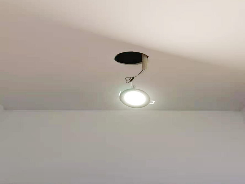 墻面刷新烤燈處理：施工前用塑料保護膜將室內(nèi)的地板覆蓋、家居包裹、電源插座覆蓋；并用膠帶貼牢。對基層原有涂層應(yīng)視不同情況區(qū)別對待：疏松、起殼、脆裂的舊涂層應(yīng)將其鏟除;粘附牢固的舊涂層用砂紙打毛;不耐水的涂層應(yīng)全部鏟除。清除基層表面塵土和其它粘附物。較大的凹陷應(yīng)用聚合物水泥砂漿抹平。并待其干燥。較小的孔洞、裂縫用水泥乳膠膩子修補。 墻面泛堿起霜時用硫酸鋅溶液或稀鹽酸溶液刷洗，油污用洗滌劑清洗，最后再用清水洗凈。