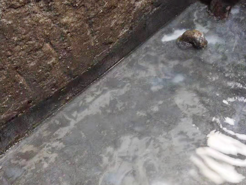 衛(wèi)生間防水找平：鏟除原有的墻磚和地磚，這個步驟主要是針對老房二次裝修的，如果是新房可以跳過這個步驟，一般使用灰刀就可以，刮板也可以將原有的地磚鏟除掉。衛(wèi)生間的防水通常是水電改完后進行的，所以做防水前一定要封堵好下水管道，以免堵塞，小型的水管采用管用螺母封堵，大型的下水管道（如馬桶下水管道）采用pvc纏繞膜進行封堵。找平為地面抹灰處理，灰漿水泥和沙子的比例為1:2.5-1:3之間，注意，找平的厚度不要超過3cm。水平和垂直的誤差要控制在5mm以內(nèi)。 首先墻面將水電改造開槽用水泥封堵基層清理，細部附加層施工，在管根、地漏、陰陽角、等容易漏水的薄弱部位均勻涂刷，涂刷防水涂料兩遍，縱向橫向各涂刷一遍，做保護層，待防水干燥后放水做48小時閉水試驗。