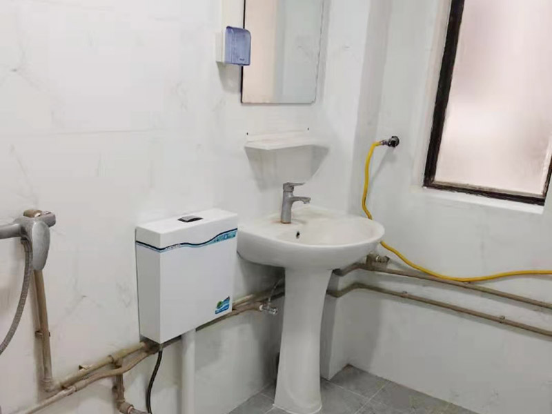 衛(wèi)生間墻面貼磚施工：首先應(yīng)除去基層表面的污垢，油漬，浮灰;除去基層上所有涂料層，膩?zhàn)訉?如果基層未能達(dá)到平整度要求，需對基層進(jìn)行預(yù)先的找平處理。鋪貼瓷磚前需事先找好垂直線，以此為基準(zhǔn)鋪貼的瓷磚高低均勻、垂直美觀;此外，施工前在墻體四周需彈出標(biāo)高控制線，在地面彈出十字線，以控制地磚分隔尺寸。加水后將粘結(jié)劑漿料攪拌至潤滑均勻，無明顯塊狀或糊狀結(jié)塊，攪拌后的漿料靜置5-10分鐘后再稍加攪拌1-2分鐘即可使用。將調(diào)制好的漿料均勻地抹在瓷磚背面，要求漿料飽滿。將瓷磚平整地鋪貼在基層上，使用橡膠錘將瓷磚拍實(shí)鋪平。施工過程中，可小幅度轉(zhuǎn)動瓷磚，使?jié){料與瓷磚背面充分接觸。