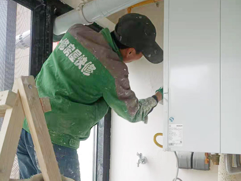 陽臺墻面粉刷刮膩子：在清理干凈之后，我們都凹凸部分需要用石膏膩子填平壓實,橫豎都需要刮一遍。刮完第一遍膩子后,需要修補(bǔ)的地方我們可以先進(jìn)行修補(bǔ)，修補(bǔ)完后要檢查，如果還有問題的話，需要進(jìn)行復(fù)補(bǔ)，等膩子干了之后，用砂紙磨光滑和平整，然后清掃干凈。刮膩子需要兩遍,第一遍膩子干后，再刮第二遍,一般都是兩邊才能成活。要求表面平整、紋理均勻,如果顏色深淺不一樣，影響美觀度。