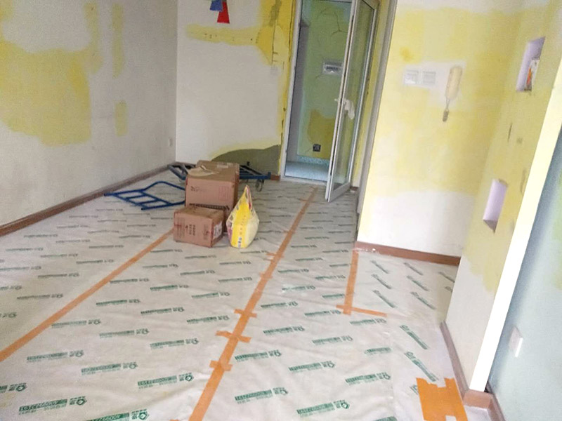 全屋墻面翻新裝修：在墻面翻新前，需要先將舊漆面鏟除干凈，之后在進(jìn)行打磨，將墻面的浮沉雜物都清理干凈。如果墻面有凹凸不平的情況，要先用膩?zhàn)有扪a(bǔ)，如果墻面出現(xiàn)空鼓的現(xiàn)象，也要將整面的墻皮進(jìn)行鏟除，在做后續(xù)的處理?；鶎幼鐾旰?，需要將施工區(qū)域的家具物件移除，避免在翻新過程中，使家具受到損傷。 刮膩?zhàn)又埃扔贸咦訖z測一下墻面的平整度，在施工時(shí)，對不平整的地方進(jìn)行多次涂刮，修補(bǔ)好不平整的區(qū)域。一般膩?zhàn)庸蝺杀榧纯桑看文佔(zhàn)庸瓮旰笠M(jìn)行打磨，可以讓墻面更加光滑。 膩?zhàn)痈赏负?，再對墻面進(jìn)行油漆涂刷，底漆要先刷，施工力度要均勻，這樣漆膜厚度也相對一致，然后開始面漆施工，一定要讓漆面自然干透。