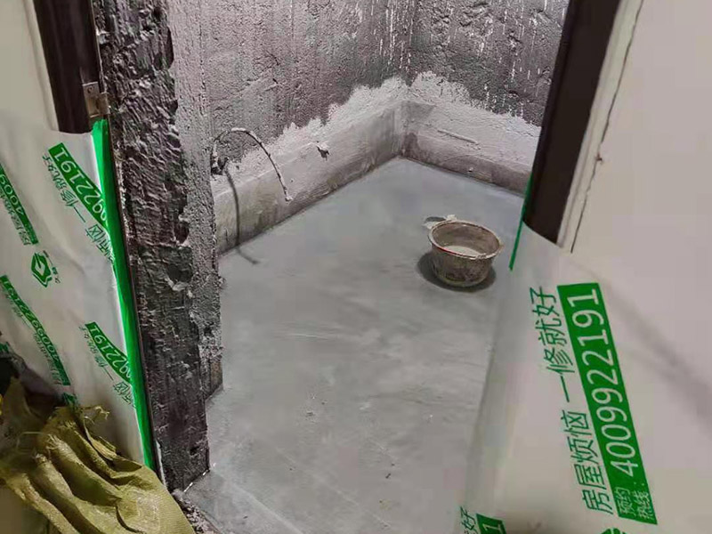 浴室防水成品保護(hù)：衛(wèi)生間洗浴時(shí)會(huì)濺水到鄰近的墻上，如沒有防水層的保護(hù)，隔壁墻和對(duì)頂角墻易潮濕發(fā)生霉變。所以一定要在鋪墻面瓷磚之前，做好墻面防水，一般防水處理中墻面要做30厘米高的防水處理，但是非承重的輕體墻，就要將整面墻做防水，至少也要做到1.8米高。 在鋪地磚之前，就一定要做好防水工程；在瓷磚鋪設(shè)之后，要保證磚面有一個(gè)泄水坡度(一般以1%左右為宜)，坡度朝向地漏，有利于廢水排放。 為了有好的防水效果，防水涂料一定要涂刷三遍，單組分環(huán)保型聚氨酯涂料的干透期在3~4天左右，如果在陰雨天涂刷防水材料，防水