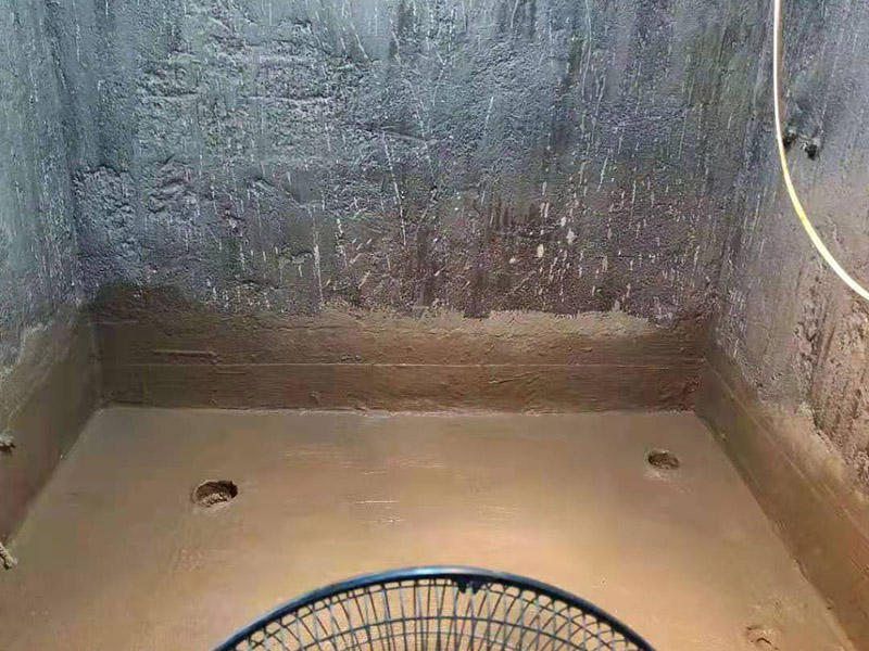 浴室防水成品保護(hù)：衛(wèi)生間洗浴時(shí)會(huì)濺水到鄰近的墻上，如沒有防水層的保護(hù)，隔壁墻和對(duì)頂角墻易潮濕發(fā)生霉變。所以一定要在鋪墻面瓷磚之前，做好墻面防水，一般防水處理中墻面要做30厘米高的防水處理，但是非承重的輕體墻，就要將整面墻做防水，至少也要做到1.8米高。 在鋪地磚之前，就一定要做好防水工程；在瓷磚鋪設(shè)之后，要保證磚面有一個(gè)泄水坡度(一般以1%左右為宜)，坡度朝向地漏，有利于廢水排放。 為了有好的防水效果，防水涂料一定要涂刷三遍，單組分環(huán)保型聚氨酯涂料的干透期在3~4天左右，如果在陰雨天涂刷防水材料，防水