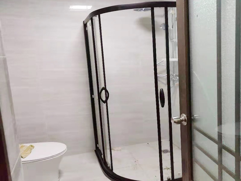 浴室貼磚裝修:把還沒有涂抹水泥的地磚鋪在地上，把它們敲平，然后在地磚上涂滿水泥，鋪在地面，保持四塊磚的對角位置對齊。 鋪瓷磚的順序其實(shí)也是有不少講究的，鋪地磚的時候應(yīng)該從內(nèi)向外貼，遇到坡度或者有地漏的地方，還要注意排水方向找坡；墻面磚的鋪貼應(yīng)該從下向上進(jìn)行。為了最后的鋪貼效果美觀，最底層的瓷磚要最后貼；墻面磚鋪貼結(jié)束以后還要壓地磚。 這里要注意的是，貼瓷磚的時候不能一面墻貼到頂，否則由于瓷磚較重容易引起脫落。鋪好了地磚盡量不要去踩。 因?yàn)榇纱u本身有許多小孔，吸水能力強(qiáng)，干燥的瓷磚會吸干水泥的水分.