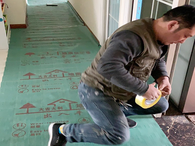 走廊地面成品保護：成品 保護的目的 為加快先進技術與現代管理方法和手段在項目的運用，努力降低成本，提高工程質量，確保全面實現對業(yè)主的承諾。施工現場隨著施工進行，成品保護工作顯得尤為重要，做好成品保護工作，是在施工過程中要對已完工分項進行保護，否則一旦造成損壞，將會增加修復工作，帶來工、料浪費、工期拖延及經濟損失。因此成品保護是施工管理重要組織部分，是保證施工生產順利進行的主要環(huán)節(jié)。