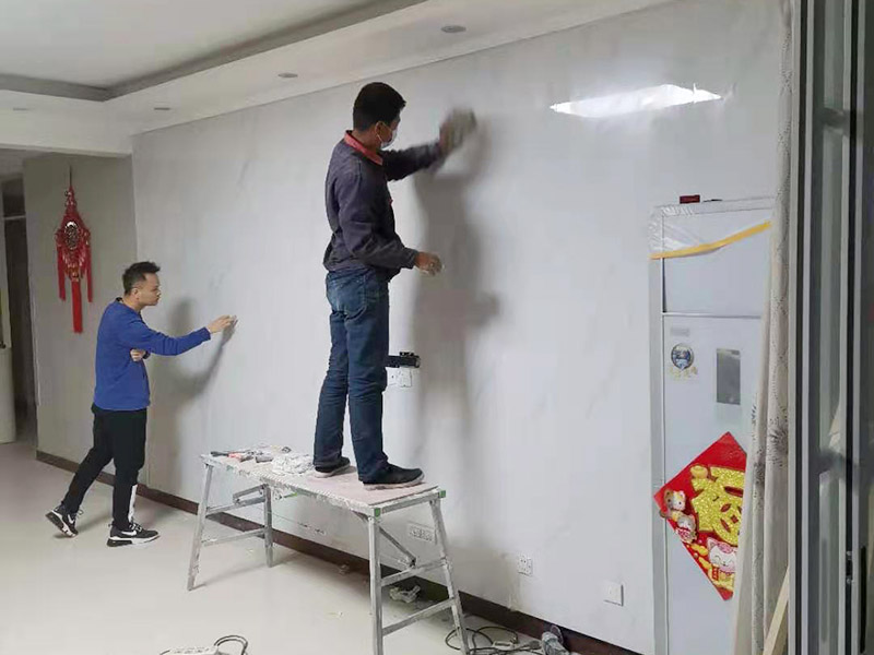 墻磚翻新成品保護(hù)：瓷磚、地板的鋪裝，也屬于基礎(chǔ)裝修的部分，經(jīng)常發(fā)現(xiàn)瓷磚施工時(shí)和施工后都沒有做成品保護(hù)工作，具體的表現(xiàn)有：瓷磚邊鋪邊勾縫，在剛鋪的瓷磚、地板上堆放雜物、剛鋪的瓷磚就在上面走動(dòng)踩踏，地面瓷磚、地板沒有使用成品保護(hù)膜覆蓋等，這些都會(huì)影響瓷磚的鋪貼效果，造成瓷磚的施工質(zhì)量問題。 1、墻地面瓷磚，在鋪貼未干固的情況下，不要急于勾縫，以免人為地造成瓷磚松動(dòng)、高低不平，影響施工效果。 2、地面瓷磚干固前，不要在上面走動(dòng)、堆放雜物，以免造成瓷磚松動(dòng)、高低不平。 3、地面瓷磚鋪貼完后，好使用成品保護(hù)膜覆蓋磚面，既可以防止裝修時(shí)的沙子磨傷地面，同時(shí)也能有效地防止油漆涂料等有色液體滴落磚面，造成地面污染。