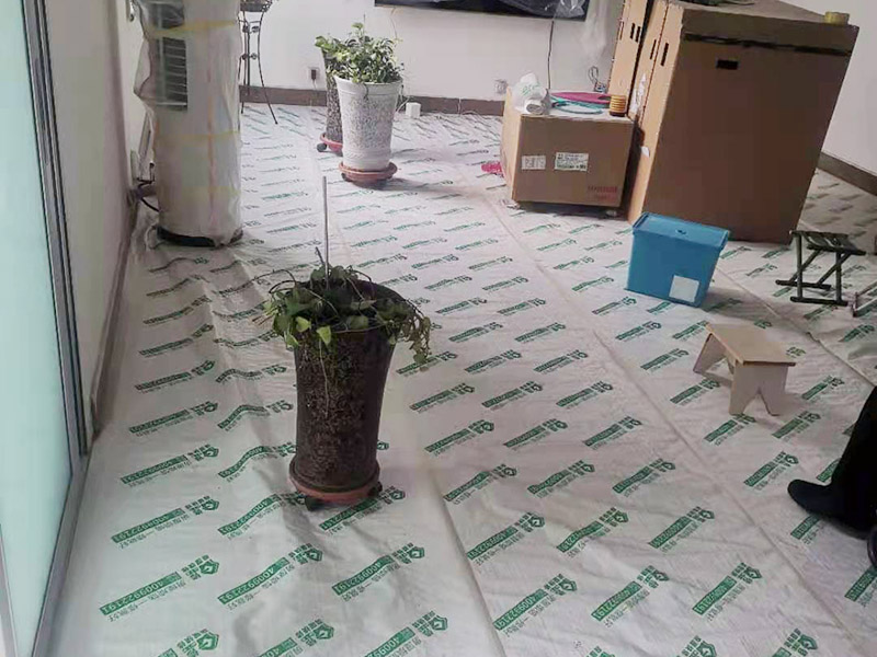 墻磚翻新成品保護(hù)：瓷磚、地板的鋪裝，也屬于基礎(chǔ)裝修的部分，經(jīng)常發(fā)現(xiàn)瓷磚施工時(shí)和施工后都沒有做成品保護(hù)工作，具體的表現(xiàn)有：瓷磚邊鋪邊勾縫，在剛鋪的瓷磚、地板上堆放雜物、剛鋪的瓷磚就在上面走動(dòng)踩踏，地面瓷磚、地板沒有使用成品保護(hù)膜覆蓋等，這些都會(huì)影響瓷磚的鋪貼效果，造成瓷磚的施工質(zhì)量問題。 1、墻地面瓷磚，在鋪貼未干固的情況下，不要急于勾縫，以免人為地造成瓷磚松動(dòng)、高低不平，影響施工效果。 2、地面瓷磚干固前，不要在上面走動(dòng)、堆放雜物，以免造成瓷磚松動(dòng)、高低不平。 3、地面瓷磚鋪貼完后，好使用成品保護(hù)膜覆蓋磚面，既可以防止裝修時(shí)的沙子磨傷地面，同時(shí)也能有效地防止油漆涂料等有色液體滴落磚面，造成地面污染。