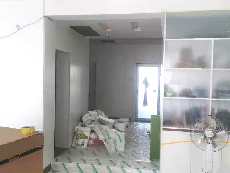 墻磚翻新成品保護(hù)：瓷磚、地板的鋪裝，也屬于基礎(chǔ)裝修的部分，經(jīng)常發(fā)現(xiàn)瓷磚施工時(shí)和施工后都沒有做成品保護(hù)工作，具體的表現(xiàn)有：瓷磚邊鋪邊勾縫，在剛鋪的瓷磚、地板上堆放雜物、剛鋪的瓷磚就在上面走動(dòng)踩踏，地面瓷磚、地板沒有使用成品保護(hù)膜覆蓋等，這些都會(huì)影響瓷磚的鋪貼效果，造成瓷磚的施工質(zhì)量問題。 1、墻地面瓷磚，在鋪貼未干固的情況下，不要急于勾縫，以免人為地造成瓷磚松動(dòng)、高低不平，影響施工效果。 2、地面瓷磚干固前，不要在上面走動(dòng)、堆放雜物，以免造成瓷磚松動(dòng)、高低不平。 3、地面瓷磚鋪貼完后，好使用成品保護(hù)膜覆蓋磚面，既可以防止裝修時(shí)的沙子磨傷地面，同時(shí)也能有效地防止油漆涂料等有色液體滴落磚面，造成地面污染。