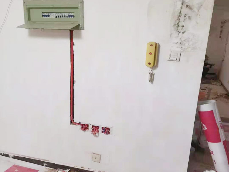 墻面電路改造：要用電需求進(jìn)行定位，完成定位之后，師傅會按照定位和電路走向，進(jìn)行開槽布線，開的槽要橫平豎直，布線都是使用線管進(jìn)行暗埋，有PVC和冷彎管兩種，冷彎管彎曲效果很好，不會斷裂，是布線不錯的選擇，它的轉(zhuǎn)角有一定弧度，線可以隨便更換，不需要開墻。 如果選擇冷彎管的話，需要借助彎管工具，弧度是線管直徑的十倍，這樣穿線或拆線，才能暢通無阻。