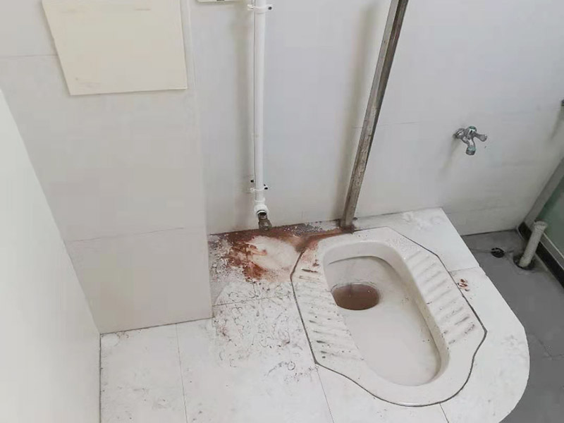 蹲便改坐便地面補瓷磚：干鋪法是將沙子和水泥按照3：1的比例混合后兌少量的水，使水泥和沙子混合到可以用手攥成團的黏稠度。將混合好的沙子水泥鋪在地面上，用一個平板把表面摸平。在瓷磚背面抹上黏稠度非常高的水泥，把瓷磚放到地面上，用橡皮錘敲實就完成了,主要用于地面瓷磚的鋪裝. 濕鋪法，是將沙子和水泥按照2：1的比例混合后兌水和好，水的量要多一些，使沙子和水泥的黏稠度高一些。然后涂抹到用水浸泡好的瓷磚背面貼到墻面上。濕鋪發(fā)主要應(yīng)用與墻面。