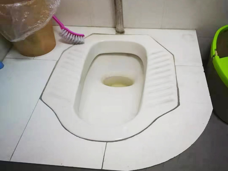 蹲便改坐便地面補瓷磚：干鋪法是將沙子和水泥按照3：1的比例混合后兌少量的水，使水泥和沙子混合到可以用手攥成團的黏稠度。將混合好的沙子水泥鋪在地面上，用一個平板把表面摸平。在瓷磚背面抹上黏稠度非常高的水泥，把瓷磚放到地面上，用橡皮錘敲實就完成了,主要用于地面瓷磚的鋪裝. 濕鋪法，是將沙子和水泥按照2：1的比例混合后兌水和好，水的量要多一些，使沙子和水泥的黏稠度高一些。然后涂抹到用水浸泡好的瓷磚背面貼到墻面上。濕鋪發(fā)主要應(yīng)用與墻面。