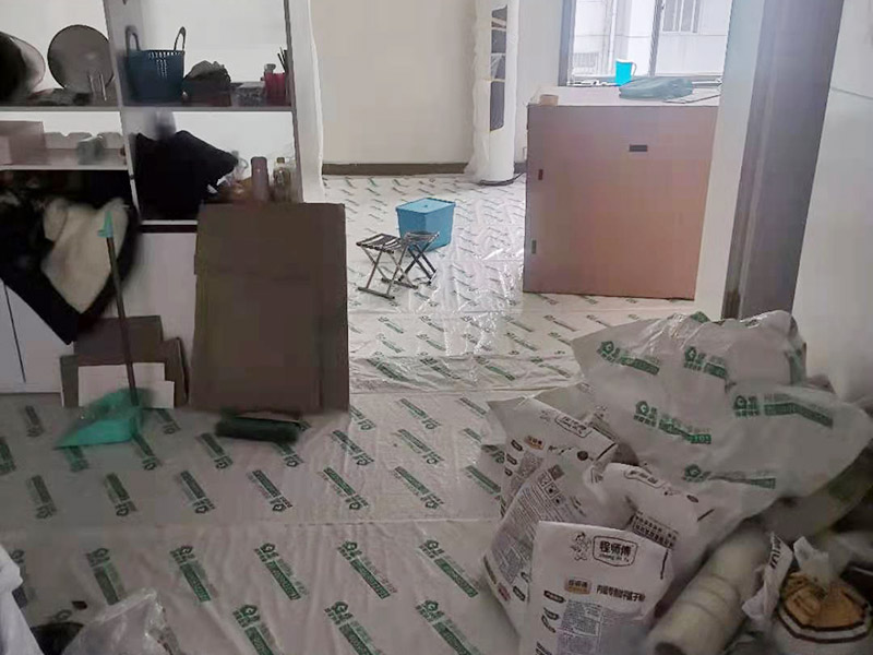 鏟墻皮成品保護(hù)：首先要將墻面全部用水浸濕，一般會使用滾輪將墻面滾一遍水，在要鏟的地方不斷地滾動，這樣大約過十幾分鐘，就開始用鏟子鏟剛才滾濕的地方。要一層一層地鏟，這當(dāng)中可能會遇到乳膠漆層，或者膠水層，還有膩子層。如果碰到了一些防水膩子不好弄的話就需要打磨機(jī)了。