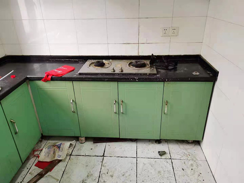 櫥柜維修翻新：1.清潔櫥柜表面，泥垢等用鋼絲球和砂紙打磨干凈。先貼桌面和抽屜面。 2.貼好桌面和抽屜面之后，為了保證黏貼的效果，邊緣處用透明膠帶粘牢，注意用美工刀把把手挖出來。 3.將抽屜拿出來，用木紋紙貼抽屜框。 4.貼好后用塑料刮板刮平，然后用透明膠帶封邊。 5.依次將所有表面貼上木紋紙，然后用透明膠帶封邊，大功告成了。