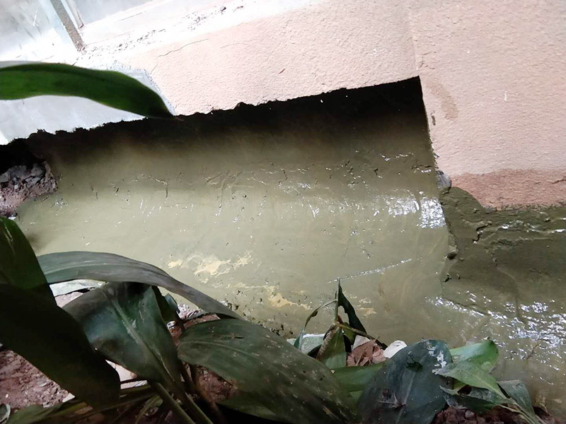 水溝刷防水維修：鋪設(shè)柔性防水層，選擇涂料或卷材都可以。其施工條件要求基面含水率不大于9%，所以適宜在天氣炎熱且連晴5天以后的夏季施工。完工后，應(yīng)做蓄水實(shí)驗(yàn)。如做涂料防水，以一布兩涂為例：清理干凈基層后，滿刷一遍涂料，干燥成膜后，鋪設(shè)一層玻纖布胎體增強(qiáng)材料，并在已展平的表面上滿刷一層涂料固定，干燥后進(jìn)行下一遍涂料施工。防水涂膜的總厚度應(yīng)在3毫米以上。如做防水卷材施工，清理干凈基層后，在卷材反面和基層刷粘結(jié)膠，按彈好的基準(zhǔn)線由遠(yuǎn)而近的粘貼、輥壓，最后做接縫收頭檢查處理。