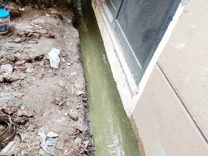 水溝刷防水維修：鋪設(shè)柔性防水層，選擇涂料或卷材都可以。其施工條件要求基面含水率不大于9%，所以適宜在天氣炎熱且連晴5天以后的夏季施工。完工后，應(yīng)做蓄水實(shí)驗(yàn)。如做涂料防水，以一布兩涂為例：清理干凈基層后，滿刷一遍涂料，干燥成膜后，鋪設(shè)一層玻纖布胎體增強(qiáng)材料，并在已展平的表面上滿刷一層涂料固定，干燥后進(jìn)行下一遍涂料施工。防水涂膜的總厚度應(yīng)在3毫米以上。如做防水卷材施工，清理干凈基層后，在卷材反面和基層刷粘結(jié)膠，按彈好的基準(zhǔn)線由遠(yuǎn)而近的粘貼、輥壓，最后做接縫收頭檢查處理。