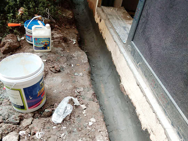 水溝刷防水維修：鋪設(shè)柔性防水層，選擇涂料或卷材都可以。其施工條件要求基面含水率不大于9%，所以適宜在天氣炎熱且連晴5天以后的夏季施工。完工后，應(yīng)做蓄水實(shí)驗(yàn)。如做涂料防水，以一布兩涂為例：清理干凈基層后，滿刷一遍涂料，干燥成膜后，鋪設(shè)一層玻纖布胎體增強(qiáng)材料，并在已展平的表面上滿刷一層涂料固定，干燥后進(jìn)行下一遍涂料施工。防水涂膜的總厚度應(yīng)在3毫米以上。如做防水卷材施工，清理干凈基層后，在卷材反面和基層刷粘結(jié)膠，按彈好的基準(zhǔn)線由遠(yuǎn)而近的粘貼、輥壓，最后做接縫收頭檢查處理。