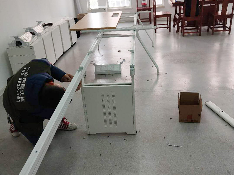 房屋局部改造裝修:一是開裂剝落，因為年代已久，墻面表層老化變脆，當然也有使用劣質(zhì)涂料導致這種問題發(fā)生。 二是發(fā)霉，常見于比較潮濕的地方，墻體等部位一旦發(fā)霉，以前的石膏底可能由于水汽都有空鼓脫殼。 三是粉化，施工溫度低、墻粉稀釋過量、施工涂層太薄、沒有使用底漆、底材疏松等，都可能導致粉。 四是光澤上升，頻繁的擦洗、物體擦過墻面、涂料耐擦洗性能差都會導致墻面被打磨光滑，使表面光澤度增加。