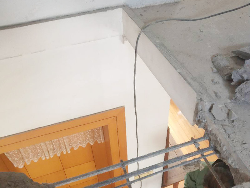 房屋局部改造裝修:一是開裂剝落，因為年代已久，墻面表層老化變脆，當然也有使用劣質(zhì)涂料導致這種問題發(fā)生。 二是發(fā)霉，常見于比較潮濕的地方，墻體等部位一旦發(fā)霉，以前的石膏底可能由于水汽都有空鼓脫殼。 三是粉化，施工溫度低、墻粉稀釋過量、施工涂層太薄、沒有使用底漆、底材疏松等，都可能導致粉。 四是光澤上升，頻繁的擦洗、物體擦過墻面、涂料耐擦洗性能差都會導致墻面被打磨光滑，使表面光澤度增加。