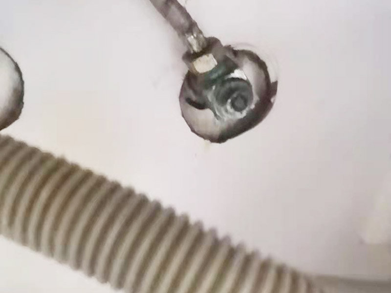 洗面盆角閥斷了：首先我們需要使用鋸條將斷在墻壁里的角閥部分鋸上三、四到槽,然后我們在運用起子將角閥給敲出來了,這樣就可以了。但是在這個過程中需要提醒大家的是:我們應(yīng)當(dāng)在使用鋸子鋸的時候要小心不能傷了水管里面的絲扣。我鋸的時候在上下左右各鋸了一條槽,把左邊的絲紋傷了一點,纏上四氟帶就沒有太大關(guān)系了。