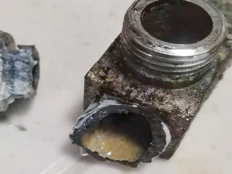 洗面盆角閥斷了：首先我們需要使用鋸條將斷在墻壁里的角閥部分鋸上三、四到槽,然后我們在運用起子將角閥給敲出來了,這樣就可以了。但是在這個過程中需要提醒大家的是:我們應(yīng)當(dāng)在使用鋸子鋸的時候要小心不能傷了水管里面的絲扣。我鋸的時候在上下左右各鋸了一條槽,把左邊的絲紋傷了一點,纏上四氟帶就沒有太大關(guān)系了。