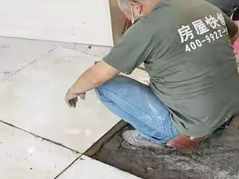 客廳地磚鋪貼：室內地面的基層一定要處理干凈，如果有高低不平的地方要先鑿平與修補，基層要清潔好，不能夠有砂漿、白灰砂漿灰、油漬等，同時用水濕潤地面。如果鋪貼的是瓷質磚，那一定要安放好標準塊，將其安放在十字線的交點，對角安裝。在進行鋪裝操作的時候要每行依次的掛線，瓷質磚地面鋪裝后的養(yǎng)護十分重要，在安裝24小時之后一定要灑水進行養(yǎng)護，等鋪貼完成之后要覆蓋鋸末養(yǎng)護。瓷磚一定要浸水陰干，避免影響到凝結櫻花，導致發(fā)生空鼓和起殼等問題，鋪貼完成之后的2到3天內不能夠踩踏。