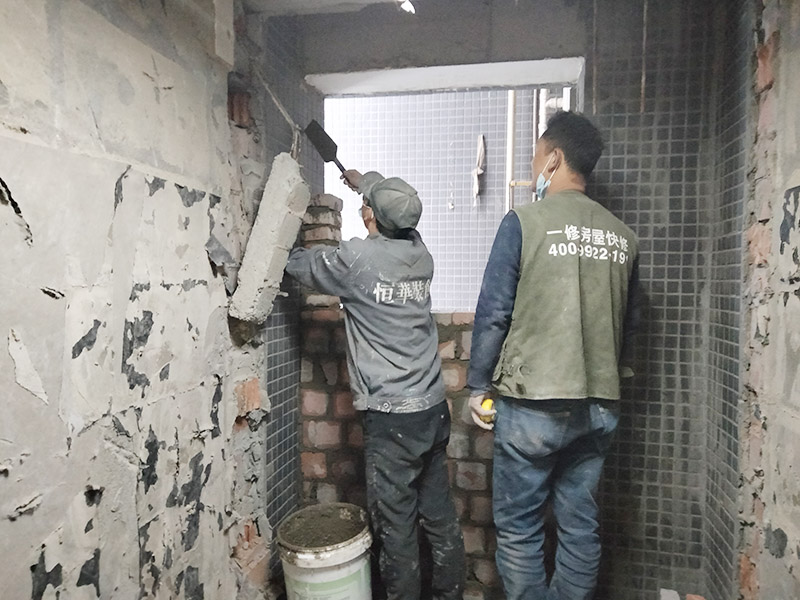 門(mén)洞砌磚施工：首先準(zhǔn)備好材料，門(mén)洞一定要做頂梁，所以鋼筋不能少。沙子要中沙、河沙。水泥注意保質(zhì)期。磚最好用輕質(zhì)磚。攪拌好水泥沙后，開(kāi)始砌墻。要先訂好門(mén)洞兩邊的磚的位置，先砌好他們，再在此基礎(chǔ)上砌就很快了。