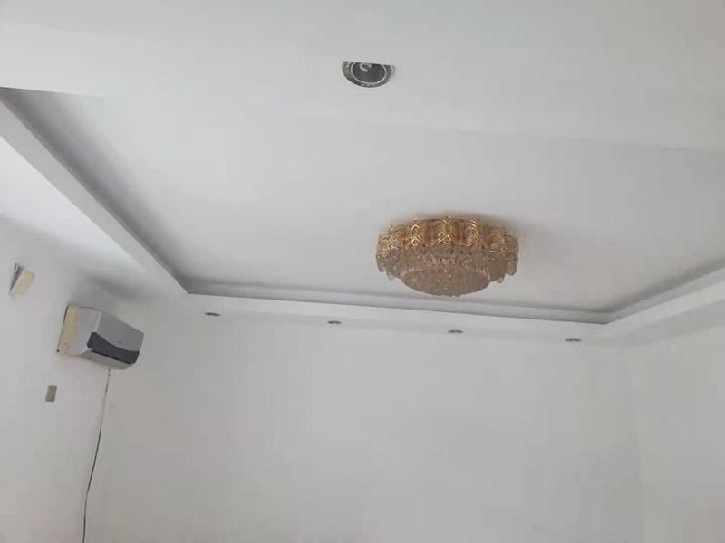 墻面翻新裝修：墻面如果出現(xiàn)細微白色粉末，說明墻內(nèi)鹽分在析出，這時候建議大家可以用尼龍刷或鐵刷將其刷除，在觀察幾天，確定不再有白色粉末析出，且待水泥墻面干燥磨平，便可上漆。若水泥墻表面白色粉末多且不斷析出，將其清理后，可先上一道墻面底漆，預(yù)防日后鹽分侵蝕，形成壁癌。也不要在三個月內(nèi)使用油性涂料或不透水的壁紙涂刷或裝修。用批土刀來修整墻體的表面，有的墻面會出現(xiàn)污漬、開裂、起泡等現(xiàn)象，都要及時做處理。墻面涂刷的時候應(yīng)該先從頂部開始再往下刷，否則會造成油漆滴落弄花已完成的墻面。