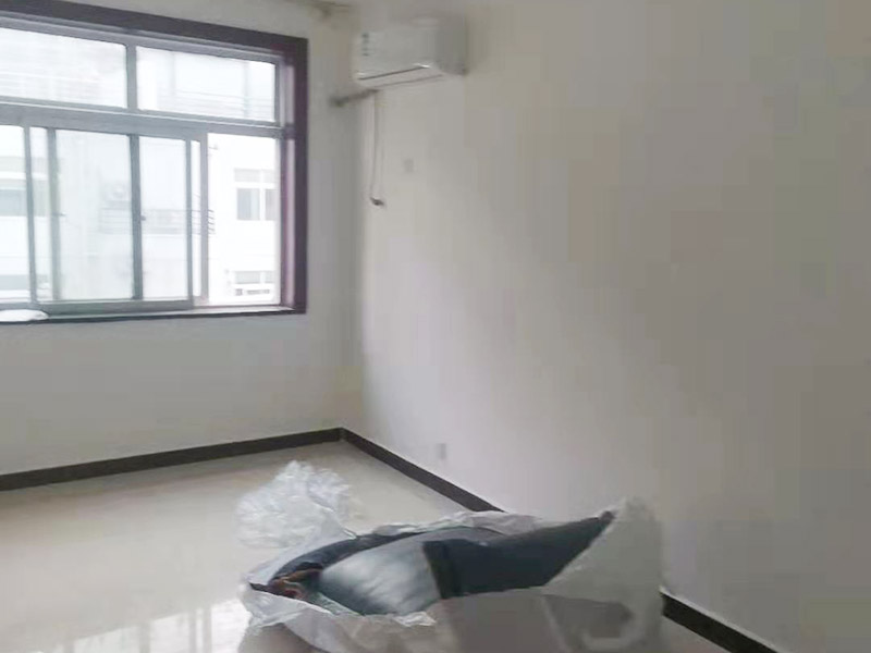 墻面翻新裝修：墻面如果出現(xiàn)細微白色粉末，說明墻內(nèi)鹽分在析出，這時候建議大家可以用尼龍刷或鐵刷將其刷除，在觀察幾天，確定不再有白色粉末析出，且待水泥墻面干燥磨平，便可上漆。若水泥墻表面白色粉末多且不斷析出，將其清理后，可先上一道墻面底漆，預(yù)防日后鹽分侵蝕，形成壁癌。也不要在三個月內(nèi)使用油性涂料或不透水的壁紙涂刷或裝修。用批土刀來修整墻體的表面，有的墻面會出現(xiàn)污漬、開裂、起泡等現(xiàn)象，都要及時做處理。墻面涂刷的時候應(yīng)該先從頂部開始再往下刷，否則會造成油漆滴落弄花已完成的墻面。