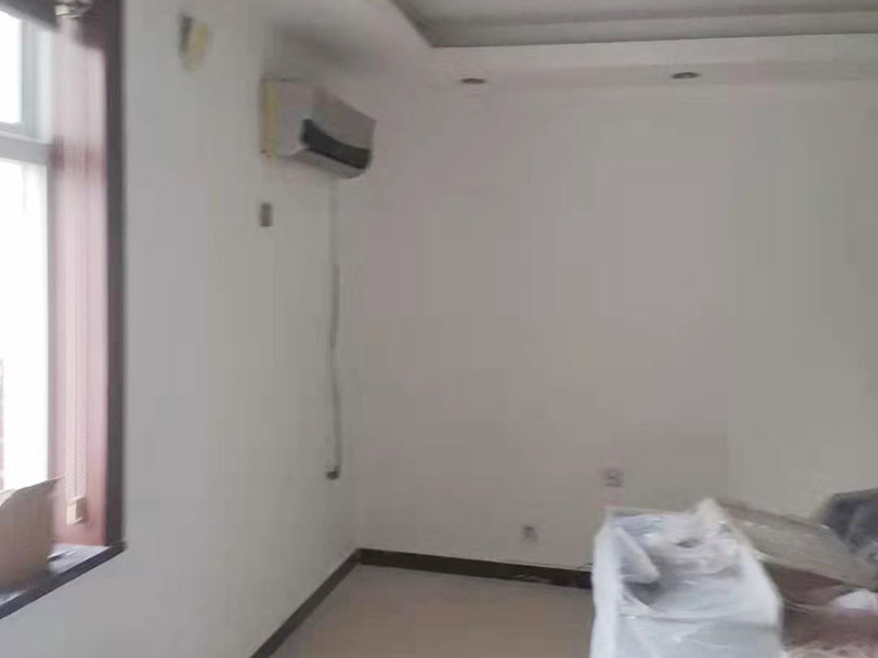 墻面翻新裝修：墻面如果出現(xiàn)細微白色粉末，說明墻內(nèi)鹽分在析出，這時候建議大家可以用尼龍刷或鐵刷將其刷除，在觀察幾天，確定不再有白色粉末析出，且待水泥墻面干燥磨平，便可上漆。若水泥墻表面白色粉末多且不斷析出，將其清理后，可先上一道墻面底漆，預(yù)防日后鹽分侵蝕，形成壁癌。也不要在三個月內(nèi)使用油性涂料或不透水的壁紙涂刷或裝修。用批土刀來修整墻體的表面，有的墻面會出現(xiàn)污漬、開裂、起泡等現(xiàn)象，都要及時做處理。墻面涂刷的時候應(yīng)該先從頂部開始再往下刷，否則會造成油漆滴落弄花已完成的墻面。