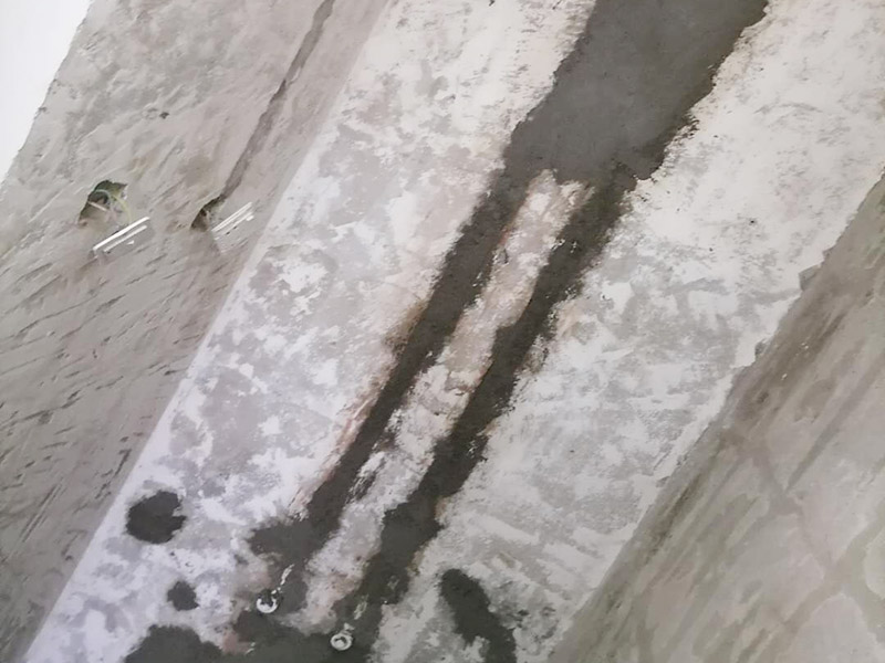 墻內(nèi)水管安裝維修：首先要根據(jù)自己家里的衛(wèi)生間的布局,確定墻排馬桶的安裝位置,再弄好排水管。整個隱蔽式水箱的安裝過程相對來說是簡單的,整個過程大約6個小時就可以了。為了安裝入墻水管過程中不必要的浪費行為，安裝人員應(yīng)量好所需管材的長度進行切割。管材切割采用專用管剪切斷，管剪刀片卡口應(yīng)調(diào)整到與所切割管徑相符，旋轉(zhuǎn)切斷時應(yīng)均勻加力，斷管時，斷面應(yīng)同管軸線垂直，切斷后，斷口整圓截面無毛刺。